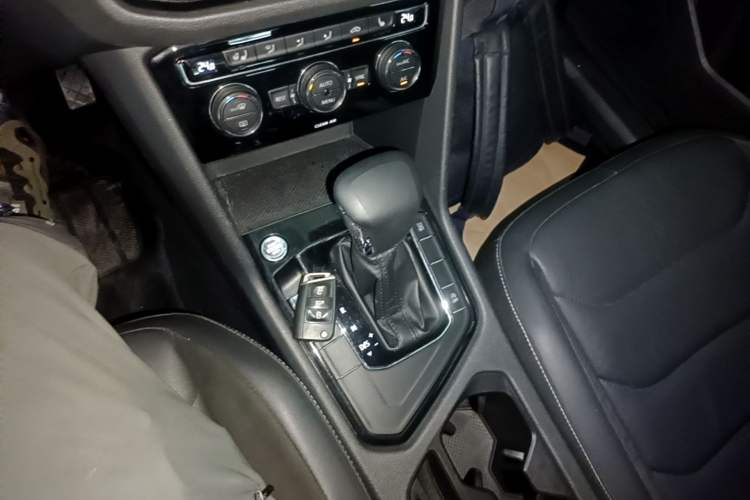 Used Volkswagen Tiguan L 2017 330TSI Automatic Two-Wheel Drive Luxury Edition Gear Lever