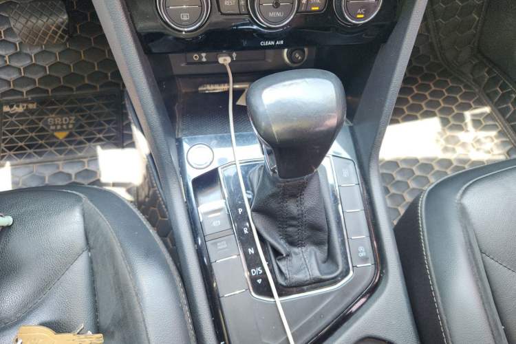 Used Volkswagen Tiguan L 2017 330TSI Automatic Two-Wheel Drive Luxury Edition Gear Lever