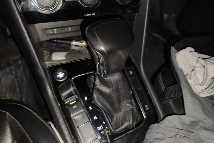 Used Volkswagen Tiguan L 2017 330TSI Automatic Two-Wheel Drive Luxury Edition Gear Lever