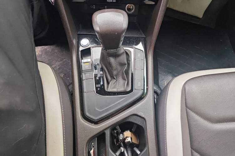 Used Volkswagen Tiguan L 2017 330TSI Automatic Two-Wheel Drive Luxury Edition Gear Lever