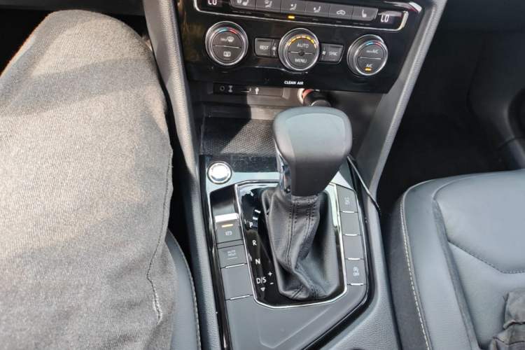 Used Volkswagen Tiguan L 2017 330TSI Automatic Two-Wheel Drive Luxury Edition Gear Lever
