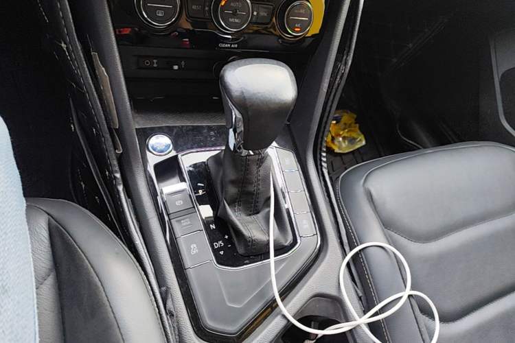 Used Volkswagen Tiguan L 2017 380TSI Automatic All-Wheel-Drive Luxury Edition Gear Lever