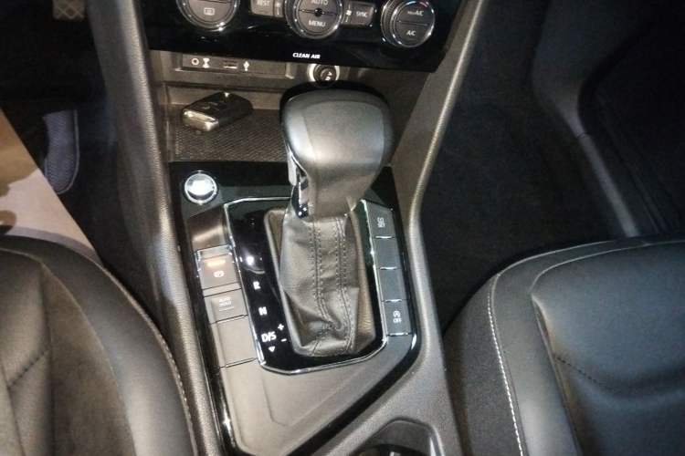 Used Volkswagen Tiguan L 2017 330TSI Automatic Two-Wheel Drive Comfort Edition Gear Lever