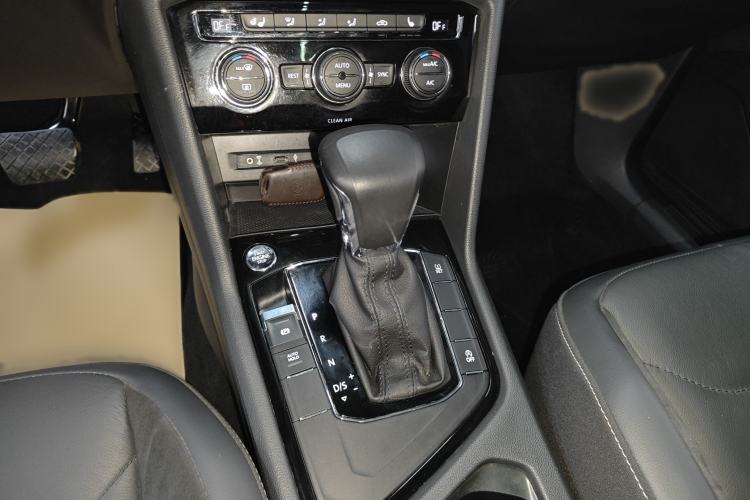 Used Volkswagen Tiguan L 2017 330TSI Automatic Two-Wheel Drive Luxury Edition Gear Lever