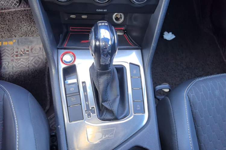 Used Volkswagen Tiguan L 2017 330TSI Automatic Two-Wheel Drive Luxury Edition Gear Lever