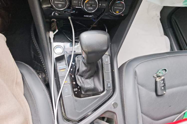 Used Volkswagen Tiguan L 2017 380TSI Automatic All-Wheel-Drive Luxury Edition Gear Lever