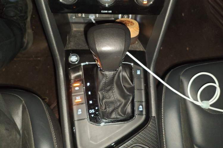 Used Volkswagen Tiguan L 2017 380TSI Automatic All-Wheel-Drive Luxury Edition Gear Lever