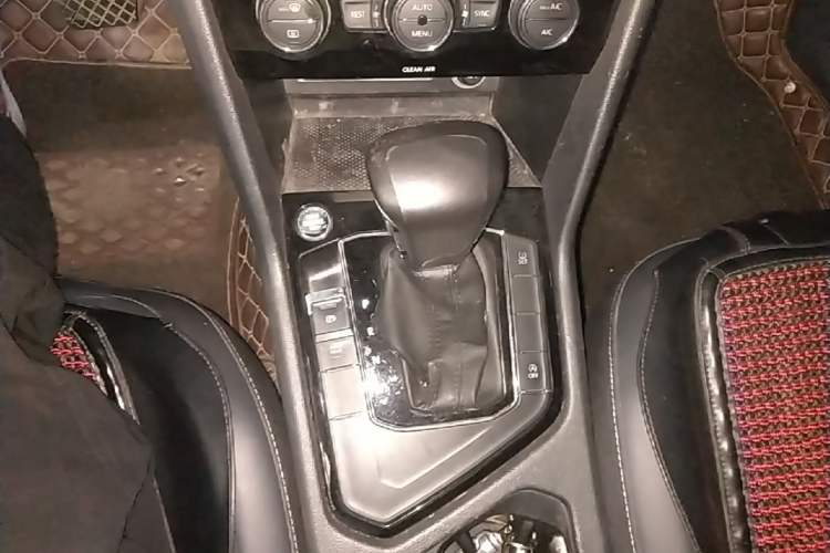 Used Volkswagen Tiguan L 2017 330TSI Automatic Two-Wheel Drive Luxury Edition Gear Lever