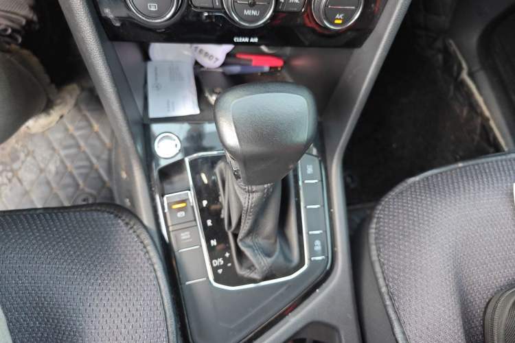 Used Volkswagen Tiguan L 2017 330TSI Automatic Two-Wheel Drive Luxury Edition Gear Lever