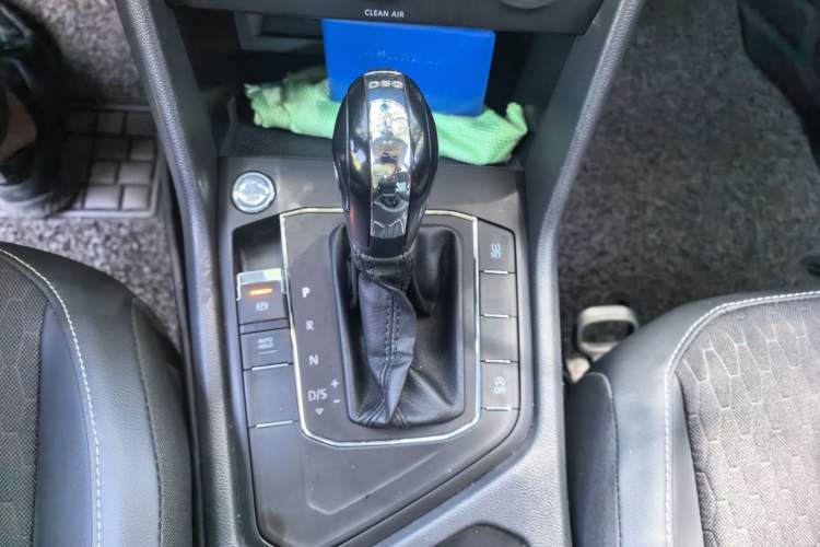 Used Volkswagen Tiguan L 2017 330TSI Automatic Two-Wheel Drive Luxury Edition Gear Lever