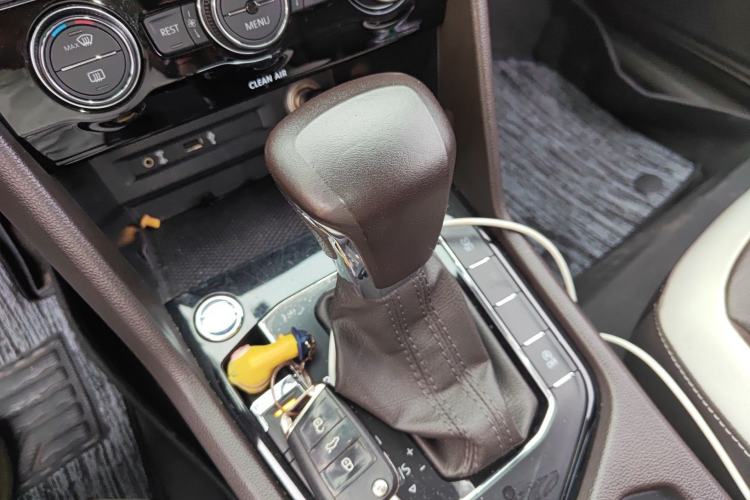 Used Volkswagen Tiguan L 2017 330TSI Automatic Two-Wheel Drive Luxury Edition Gear Lever