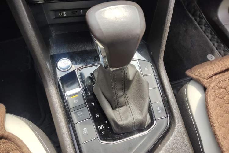 Used Volkswagen Tiguan L 2017 380TSI Automatic All-Wheel-Drive Luxury Edition Gear Lever