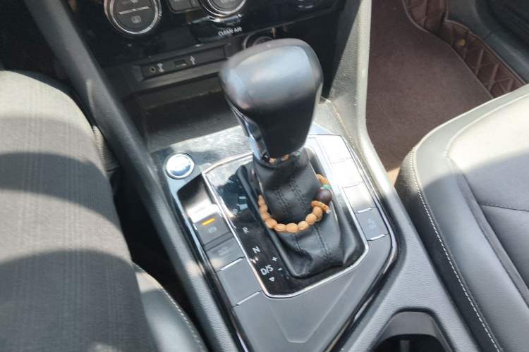 Used Volkswagen Tiguan L 2017 330TSI Automatic Two-Wheel Drive Luxury Edition Gear Lever