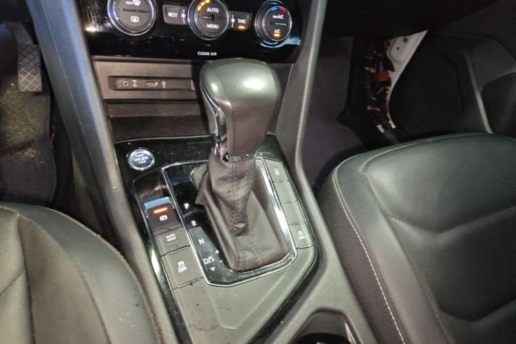 Used Volkswagen Tiguan L 2017 380TSI Automatic All-Wheel-Drive Luxury Edition Gear Lever