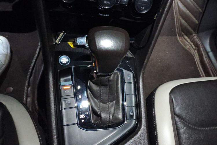 Used Volkswagen Tiguan L 2017 330TSI Automatic Two-Wheel Drive Luxury Edition Gear Lever