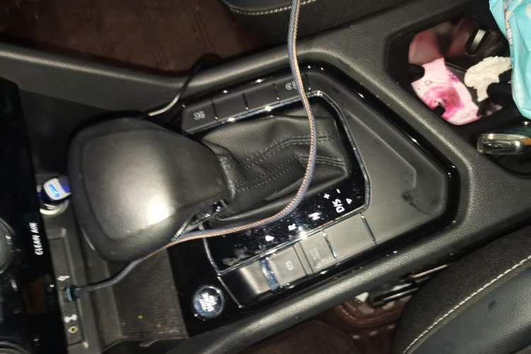 Used Volkswagen Tiguan L 2017 330TSI Automatic Two-Wheel Drive Luxury Edition Gear Lever