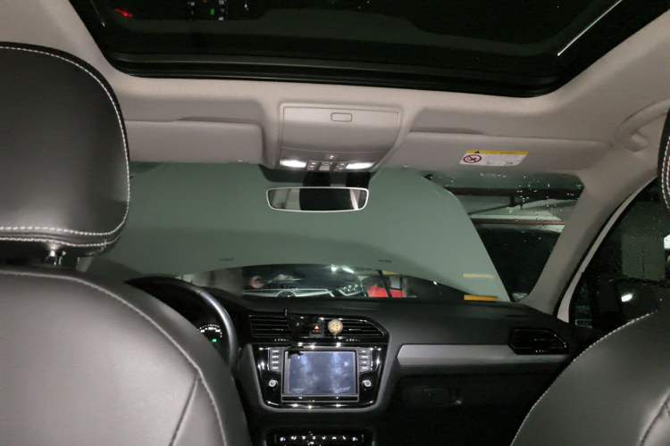 Used Volkswagen Tiguan L 2017 330TSI Automatic Two-Wheel Drive Luxury Edition Headliner