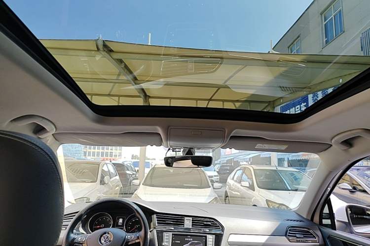 Used Volkswagen Tiguan L 2017 330TSI Automatic Two-Wheel Drive Luxury Edition Headliner