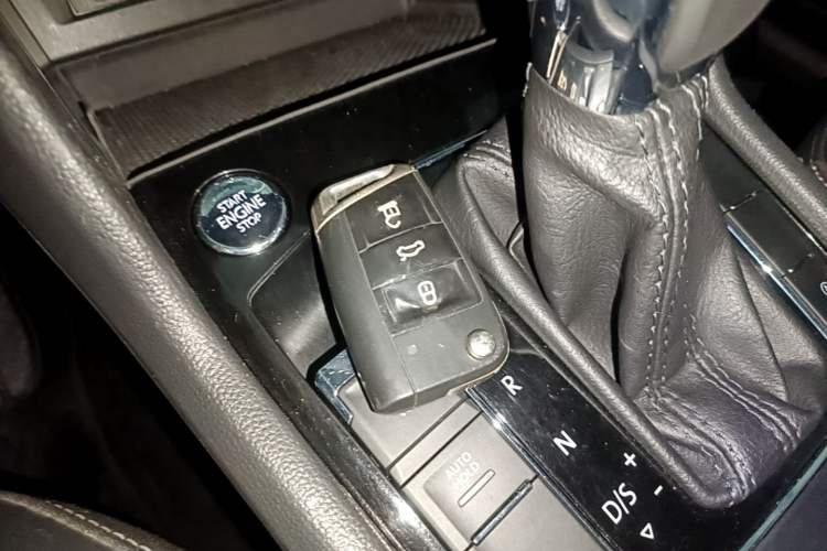 Used Volkswagen Tiguan L 2017 330TSI Automatic Two-Wheel Drive Luxury Edition Interior 1