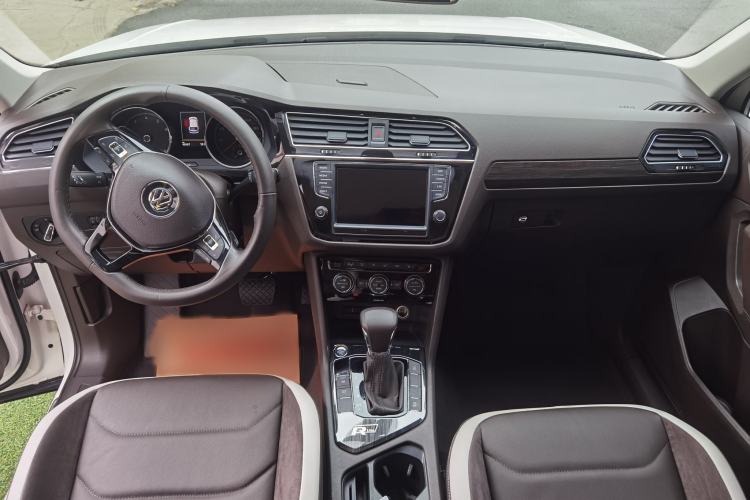 Used Volkswagen Tiguan L 2017 330TSI Automatic Two-Wheel Drive Comfort Edition Interior 2