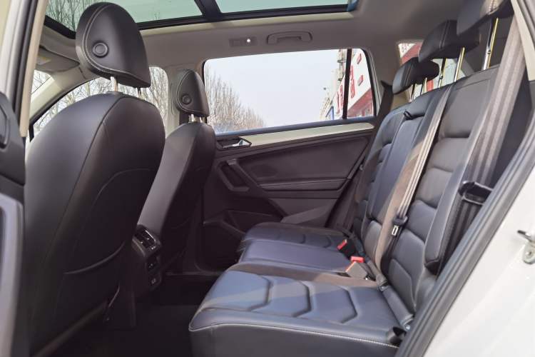 Used Volkswagen Tiguan L 2017 330TSI Automatic Two-Wheel Drive Comfort Edition Interior 2