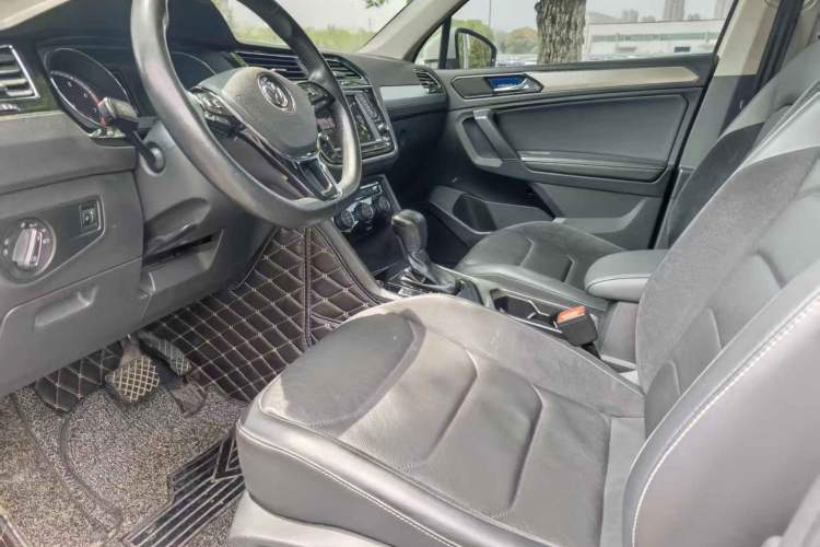 Used Volkswagen Tiguan L 2017 330TSI Automatic Two-Wheel Drive Luxury Edition Interior 2