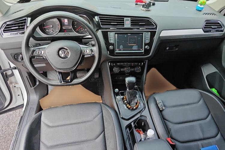 Used Volkswagen Tiguan L 2017 330TSI Automatic Two-Wheel Drive Luxury Edition Interior 2