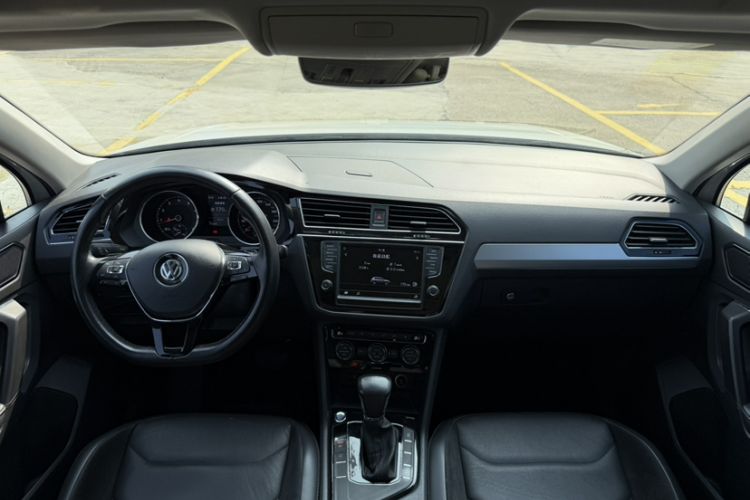 Used Volkswagen Tiguan L 2017 330TSI Automatic Two-Wheel Drive Luxury Edition Interior 2