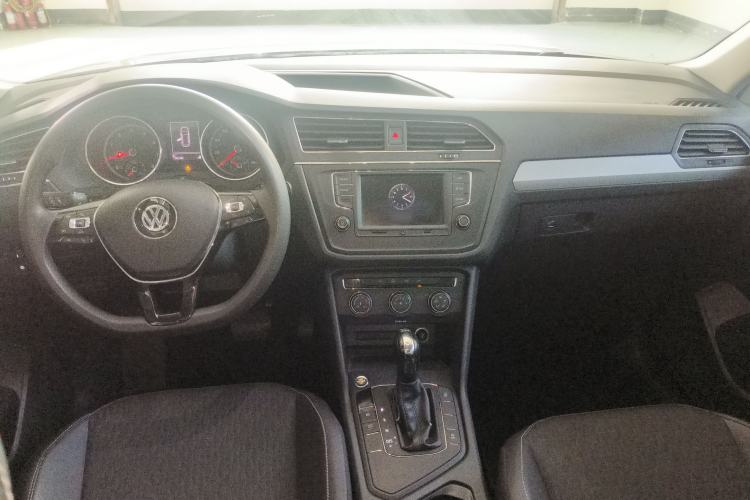 Used Volkswagen Tiguan L 2017 330TSI Automatic Two-Wheel Drive Luxury Edition Interior 2