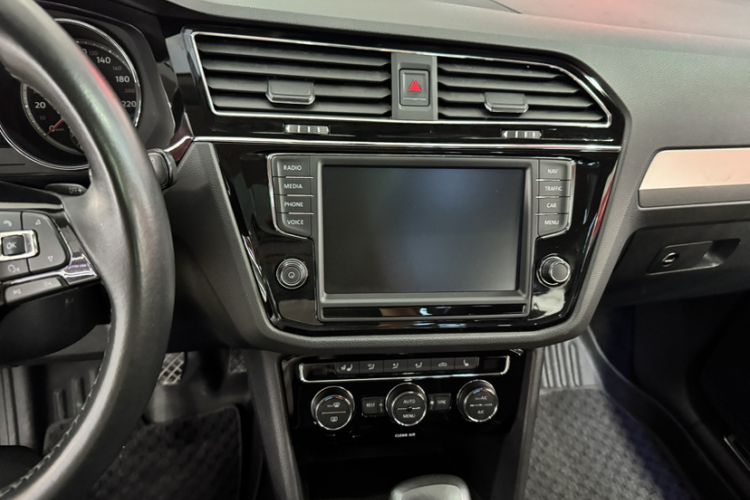 Used Volkswagen Tiguan L 2017 330TSI Automatic Two-Wheel Drive Flagship Edition Interior 2