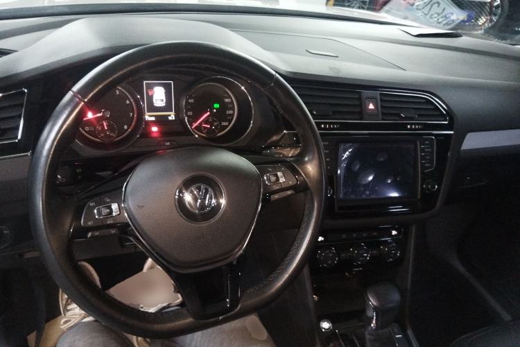 Used Volkswagen Tiguan L 2017 330TSI Automatic Two-Wheel Drive Comfort Edition Interior 2