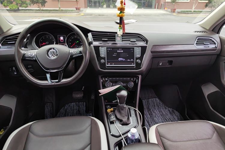 Used Volkswagen Tiguan L 2017 330TSI Automatic Two-Wheel Drive Luxury Edition Interior 2