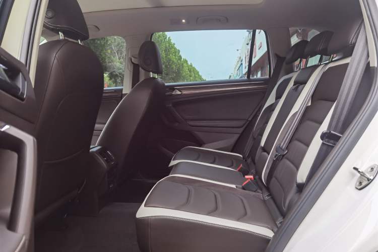 Used Volkswagen Tiguan L 2017 330TSI Automatic Two-Wheel Drive Comfort Edition Interior 3