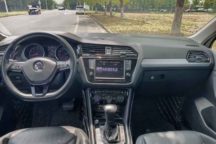Used Volkswagen Tiguan L 2017 330TSI Automatic Two-Wheel Drive Luxury Edition Interior 3