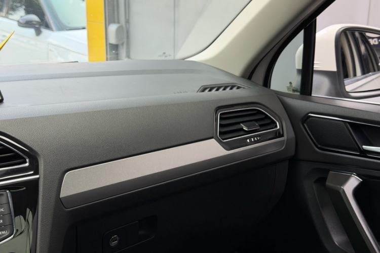 Used Volkswagen Tiguan L 2017 380TSI Automatic All-Wheel-Drive Luxury Edition Interior 3