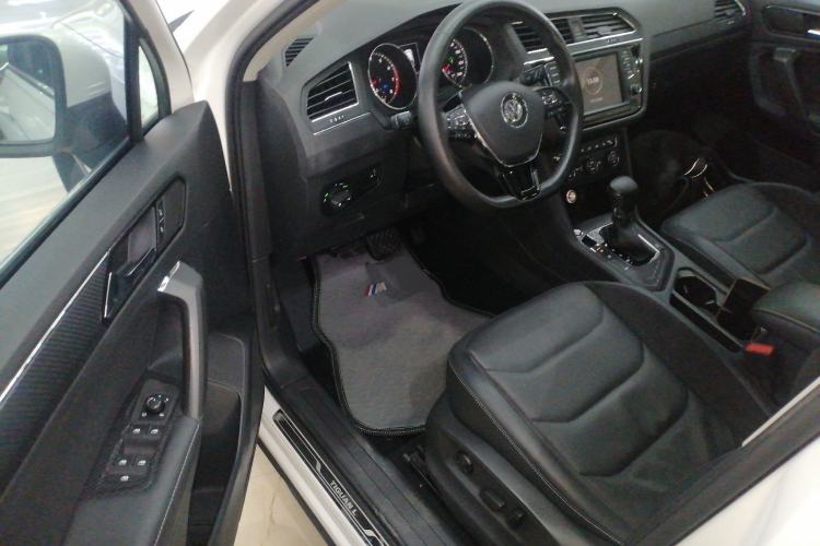 Used Volkswagen Tiguan L 2017 330TSI Automatic Two-Wheel Drive Luxury Edition Interior 3