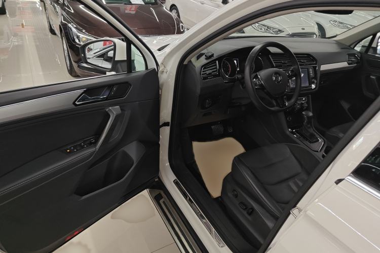 Used Volkswagen Tiguan L 2017 330TSI Automatic Two-Wheel Drive Luxury Edition Interior 3