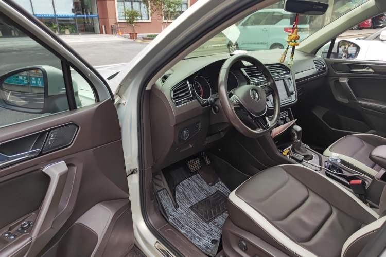 Used Volkswagen Tiguan L 2017 330TSI Automatic Two-Wheel Drive Luxury Edition Interior 3