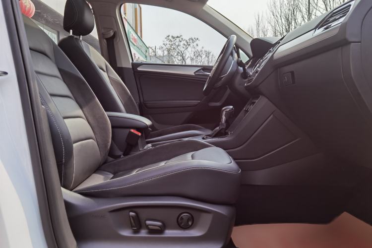 Used Volkswagen Tiguan L 2017 330TSI Automatic Two-Wheel Drive Comfort Edition Interior 4