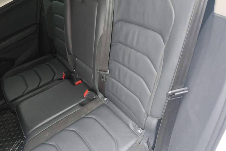 Used Volkswagen Tiguan L 2017 330TSI Automatic Two-Wheel Drive Comfort Edition Interior 4