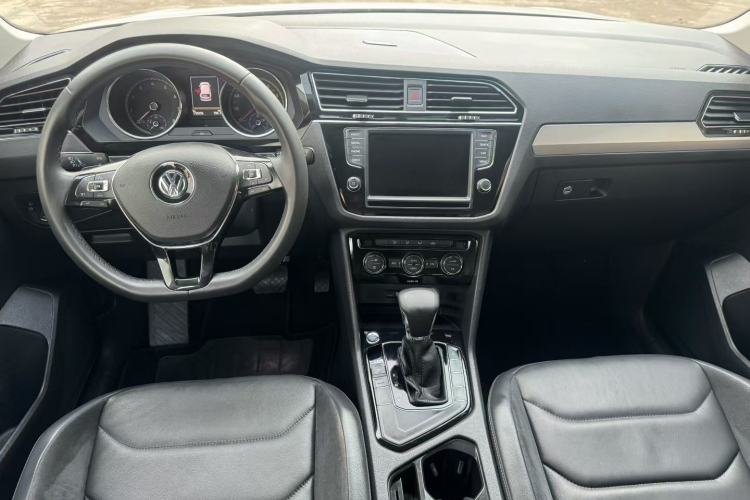 Used Volkswagen Tiguan L 2017 330TSI Automatic Two-Wheel Drive Comfort Edition Interior 4