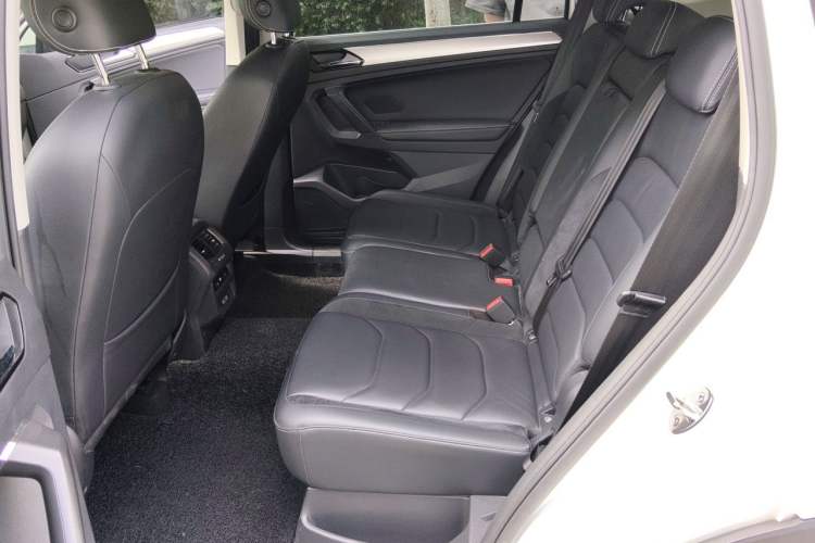 Used Volkswagen Tiguan L 2017 380TSI Automatic All-Wheel-Drive Luxury Edition Interior 4