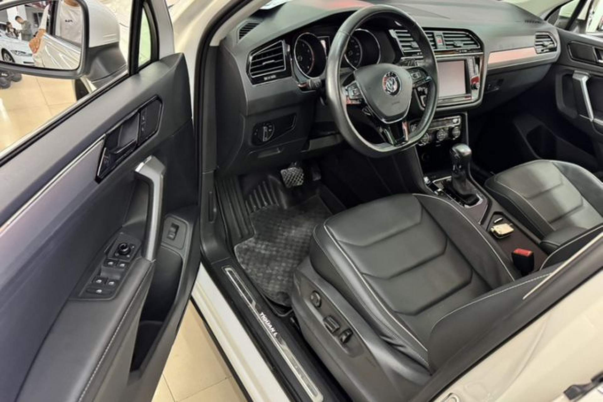 Used Volkswagen Tiguan L 2017 330TSI Automatic Two-Wheel Drive Flagship Edition Interior 4