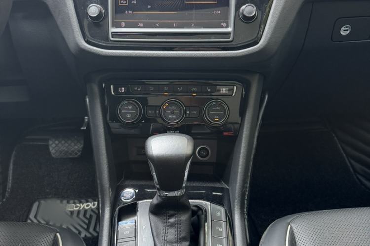 Used Volkswagen Tiguan L 2017 330TSI Automatic Two-Wheel Drive Flagship Edition Interior 4