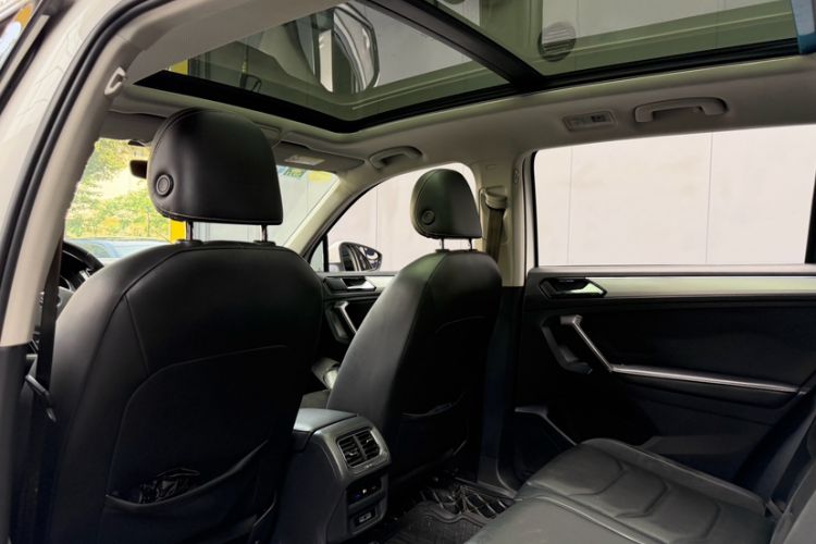Used Volkswagen Tiguan L 2017 380TSI Automatic All-Wheel-Drive Luxury Edition Interior 4