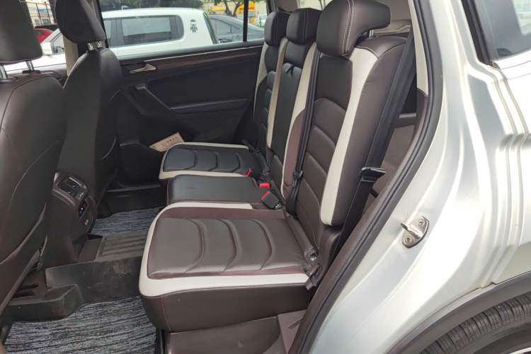 Used Volkswagen Tiguan L 2017 330TSI Automatic Two-Wheel Drive Luxury Edition Interior 4