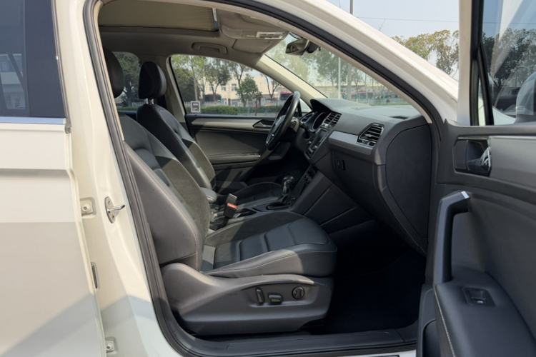 Used Volkswagen Tiguan L 2017 330TSI Automatic Two-Wheel Drive Luxury Edition Interior 5