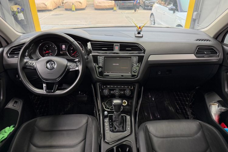Used Volkswagen Tiguan L 2017 380TSI Automatic All-Wheel-Drive Luxury Edition Interior 6