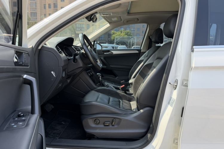 Used Volkswagen Tiguan L 2017 330TSI Automatic Two-Wheel Drive Luxury Edition Interior 7