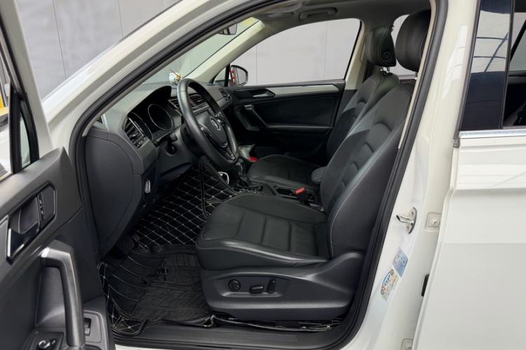 Used Volkswagen Tiguan L 2017 380TSI Automatic All-Wheel-Drive Luxury Edition Interior 8